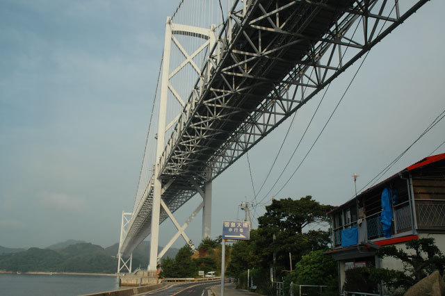 向島。因島大橋下